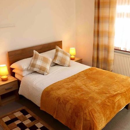Cheerful 2 Bedroom Residential Home - Free Parking Leeds  Bagian luar foto