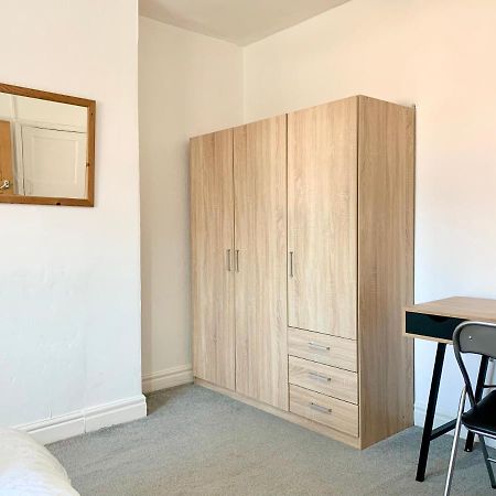 Cheerful 2 Bedroom Residential Home - Free Parking Leeds  Bagian luar foto
