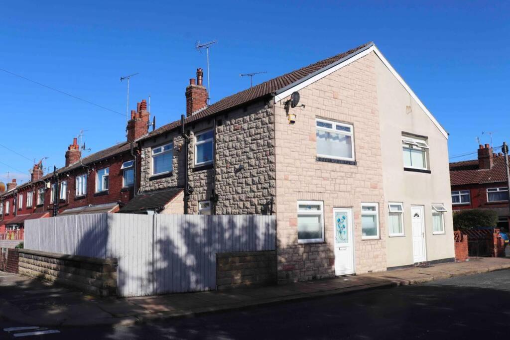 Cheerful 2 Bedroom Residential Home - Free Parking Leeds  Bagian luar foto