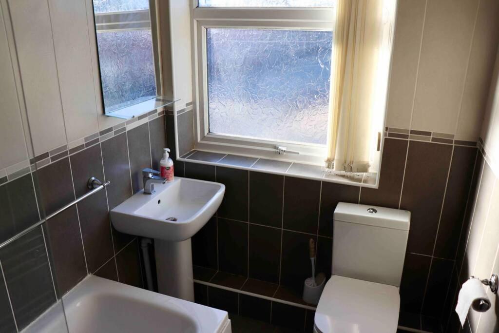 Cheerful 2 Bedroom Residential Home - Free Parking Leeds  Bagian luar foto