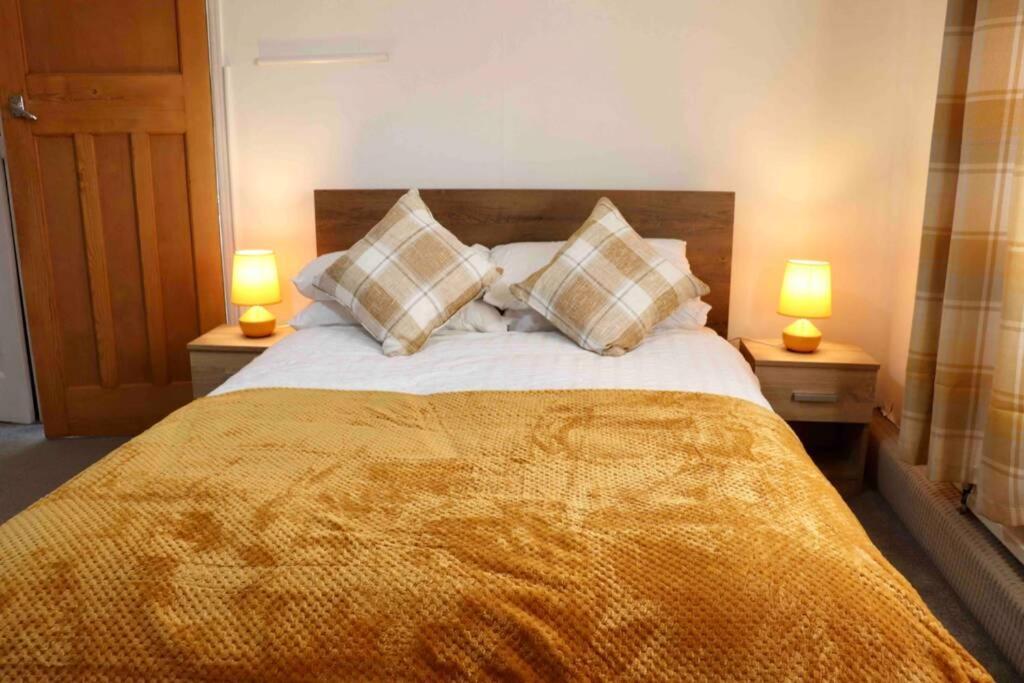 Cheerful 2 Bedroom Residential Home - Free Parking Leeds  Bagian luar foto