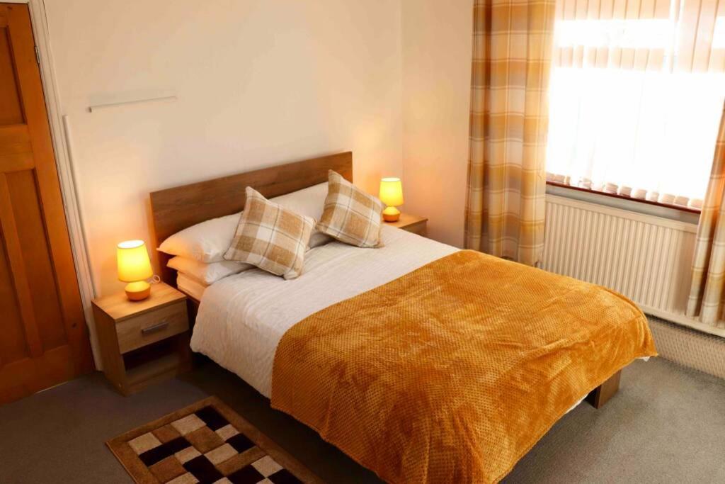Cheerful 2 Bedroom Residential Home - Free Parking Leeds  Bagian luar foto