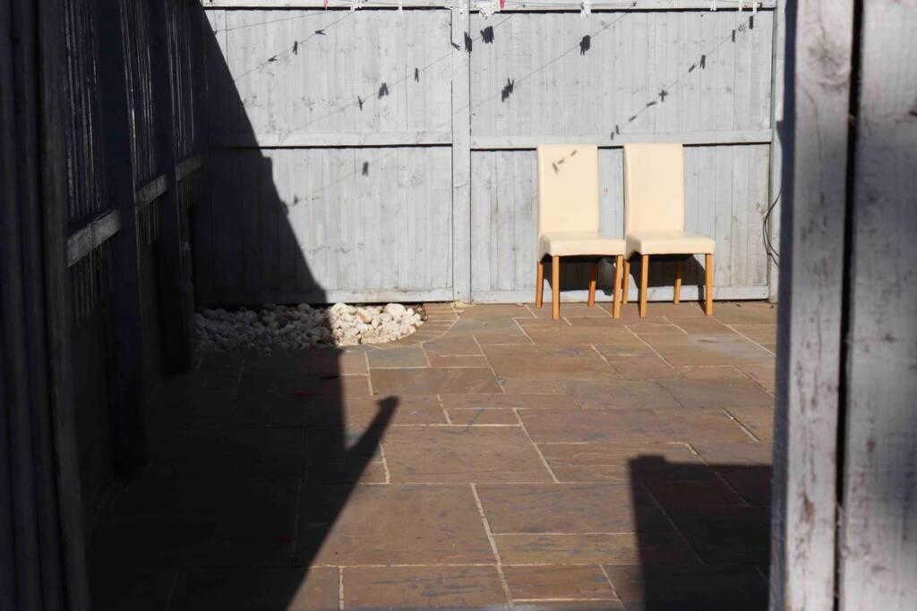 Cheerful 2 Bedroom Residential Home - Free Parking Leeds  Bagian luar foto