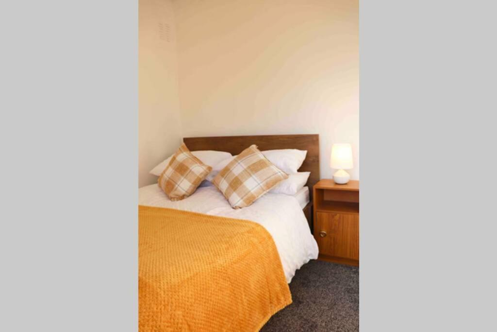 Cheerful 2 Bedroom Residential Home - Free Parking Leeds  Bagian luar foto