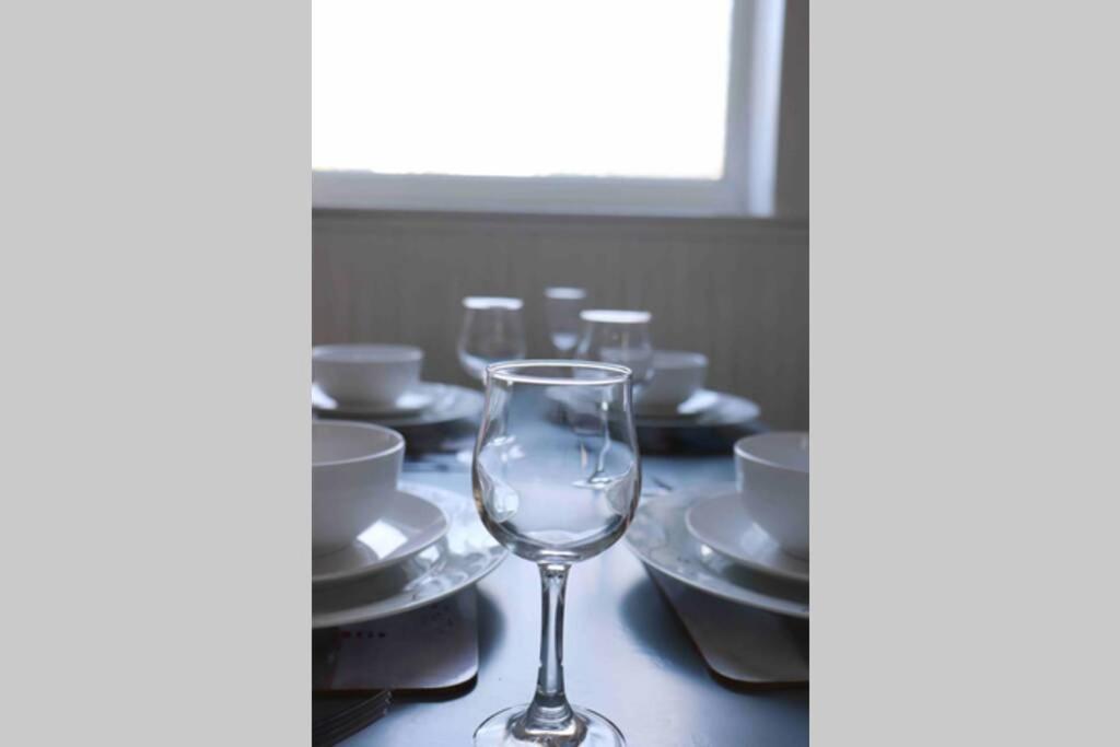Cheerful 2 Bedroom Residential Home - Free Parking Leeds  Bagian luar foto
