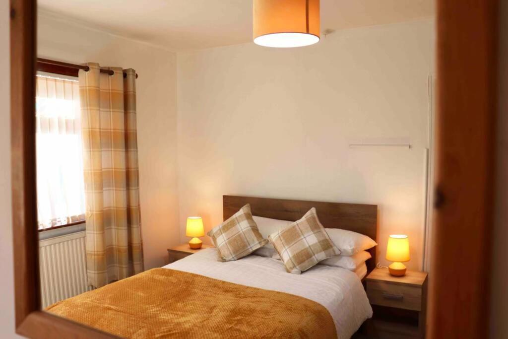 Cheerful 2 Bedroom Residential Home - Free Parking Leeds  Bagian luar foto