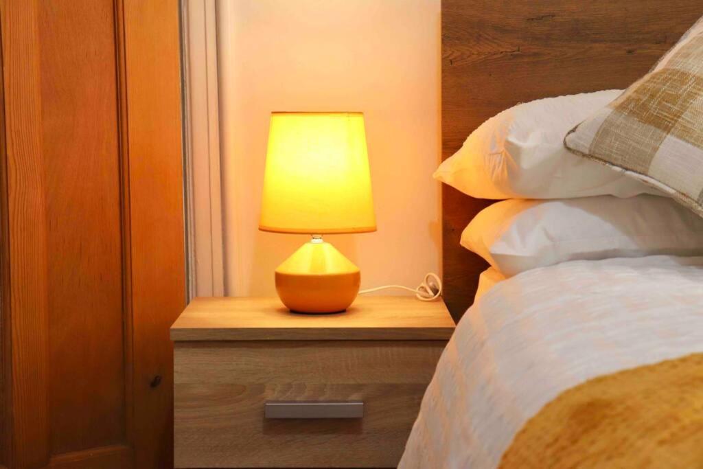 Cheerful 2 Bedroom Residential Home - Free Parking Leeds  Bagian luar foto