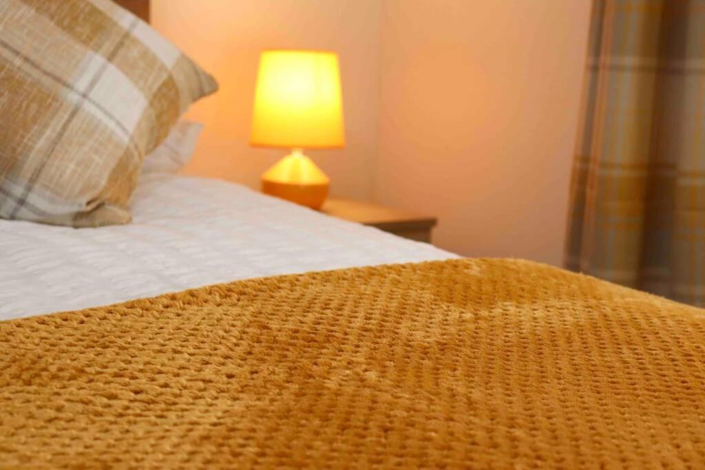 Cheerful 2 Bedroom Residential Home - Free Parking Leeds  Bagian luar foto