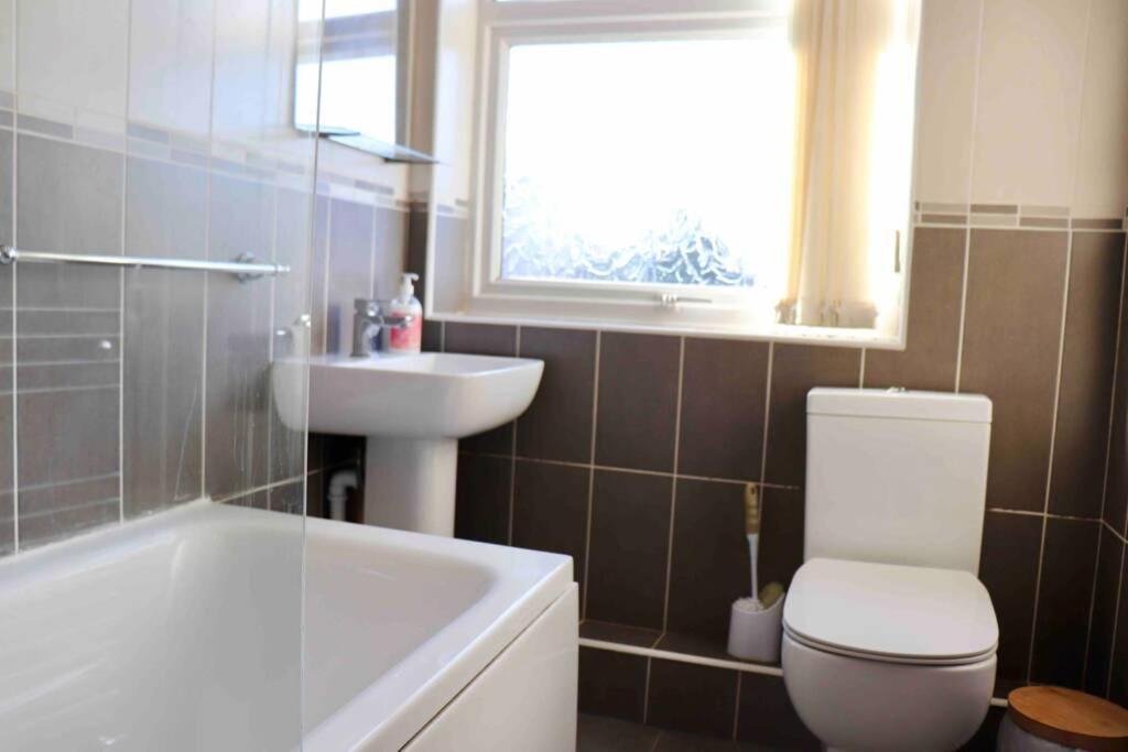 Cheerful 2 Bedroom Residential Home - Free Parking Leeds  Bagian luar foto
