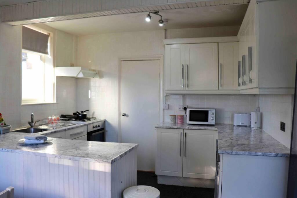 Cheerful 2 Bedroom Residential Home - Free Parking Leeds  Bagian luar foto