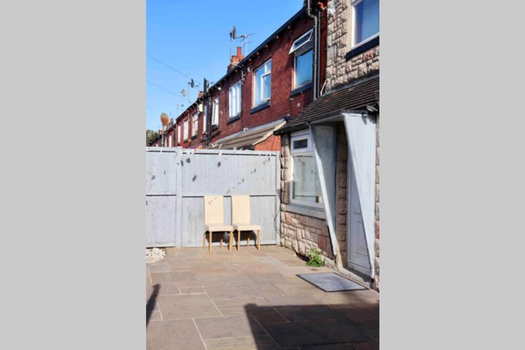 Cheerful 2 Bedroom Residential Home - Free Parking Leeds  Bagian luar foto