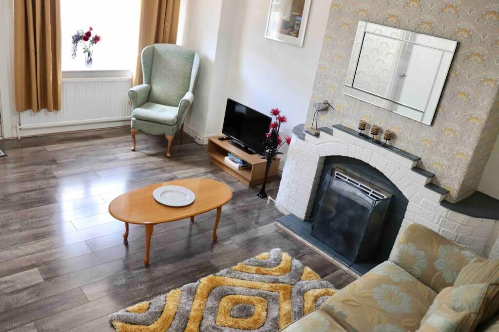 Cheerful 2 Bedroom Residential Home - Free Parking Leeds  Bagian luar foto