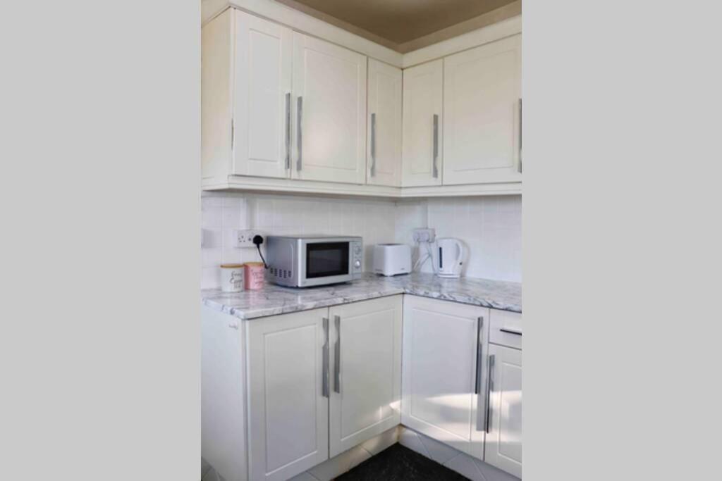 Cheerful 2 Bedroom Residential Home - Free Parking Leeds  Bagian luar foto
