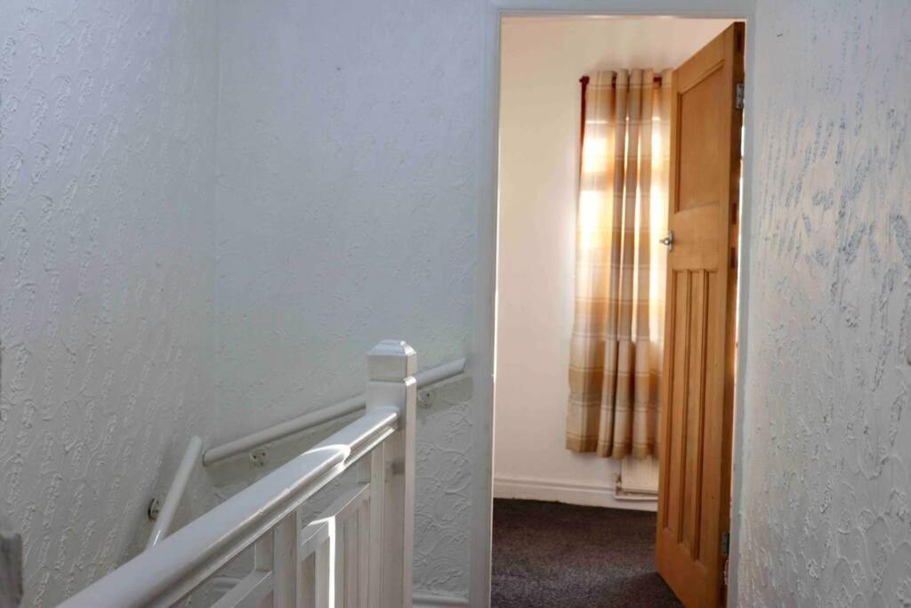 Cheerful 2 Bedroom Residential Home - Free Parking Leeds  Bagian luar foto