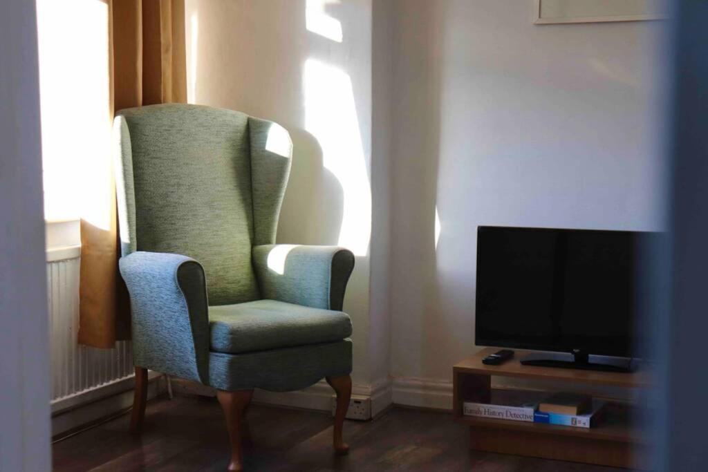 Cheerful 2 Bedroom Residential Home - Free Parking Leeds  Bagian luar foto