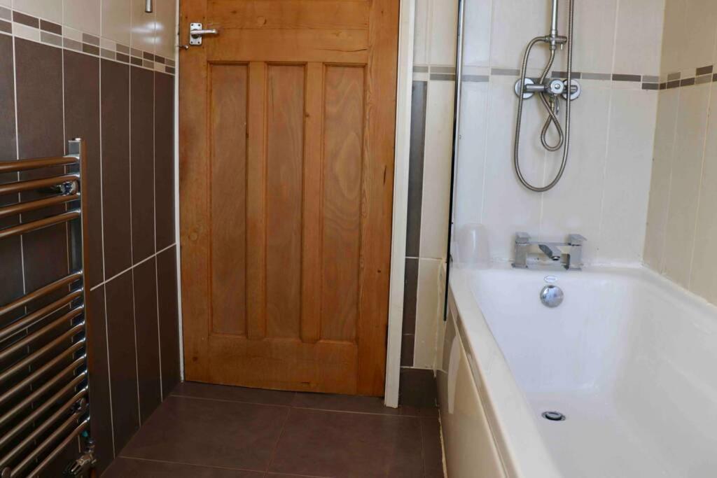 Cheerful 2 Bedroom Residential Home - Free Parking Leeds  Bagian luar foto