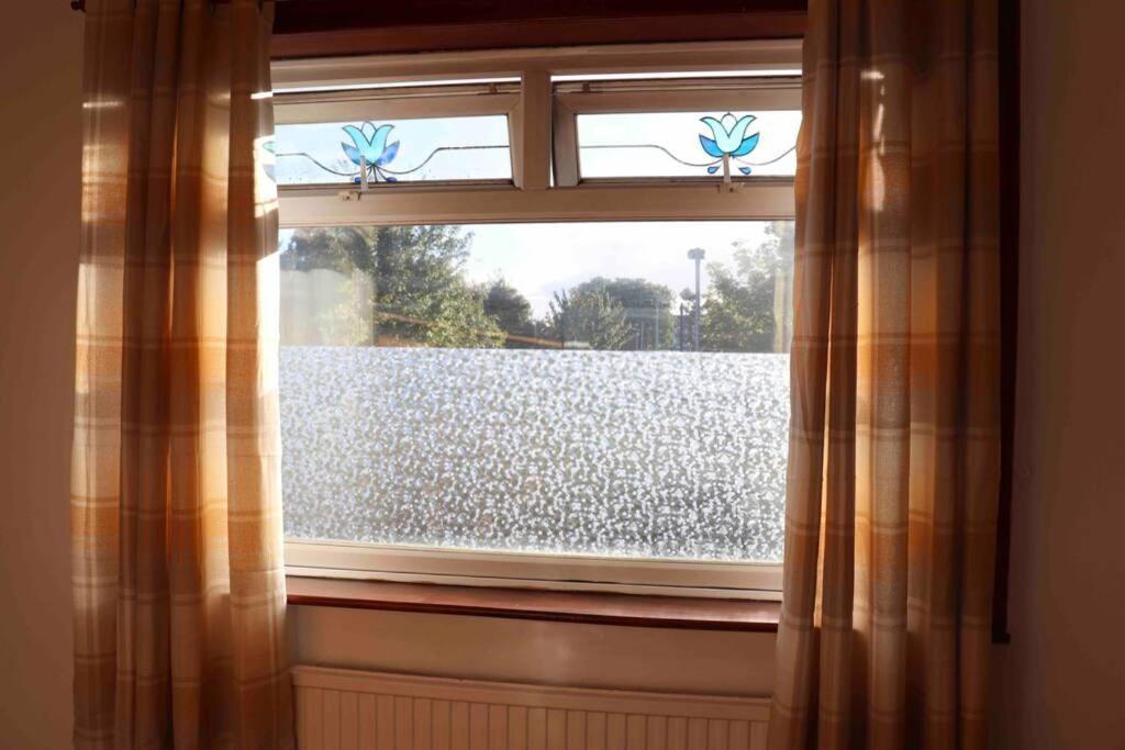 Cheerful 2 Bedroom Residential Home - Free Parking Leeds  Bagian luar foto