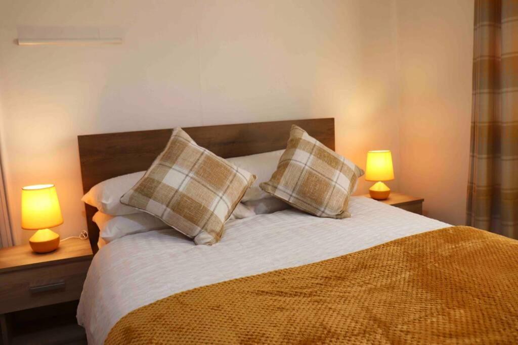 Cheerful 2 Bedroom Residential Home - Free Parking Leeds  Bagian luar foto
