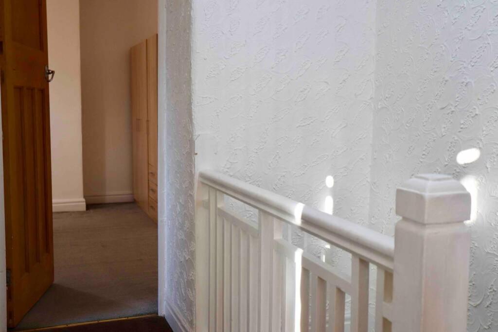 Cheerful 2 Bedroom Residential Home - Free Parking Leeds  Bagian luar foto