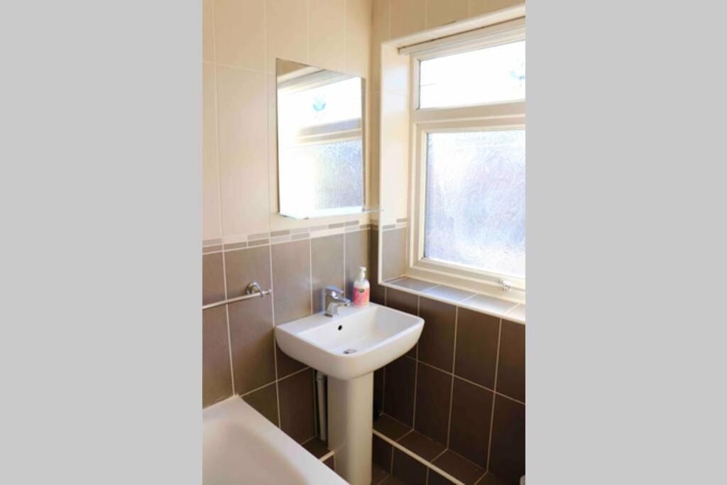 Cheerful 2 Bedroom Residential Home - Free Parking Leeds  Bagian luar foto