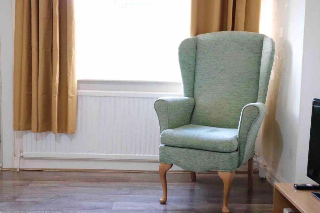 Cheerful 2 Bedroom Residential Home - Free Parking Leeds  Bagian luar foto