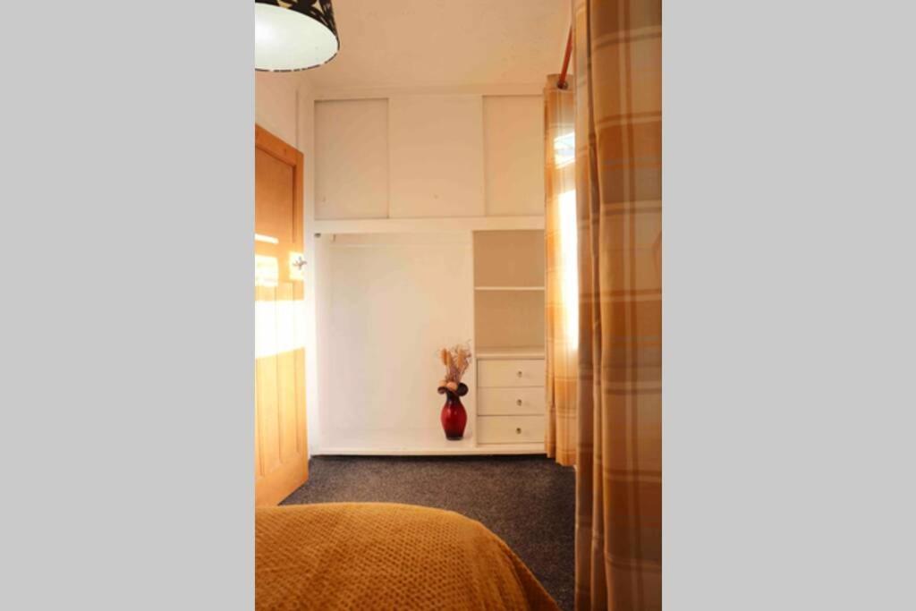 Cheerful 2 Bedroom Residential Home - Free Parking Leeds  Bagian luar foto