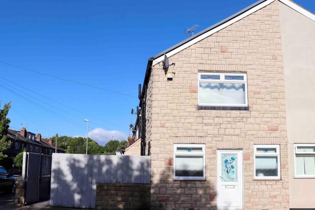 Cheerful 2 Bedroom Residential Home - Free Parking Leeds  Bagian luar foto