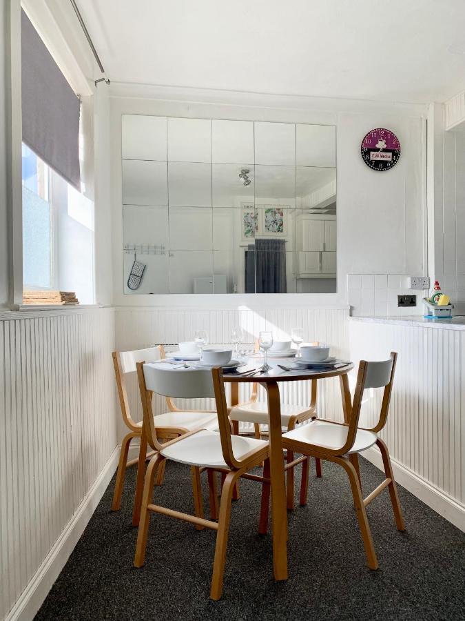 Cheerful 2 Bedroom Residential Home - Free Parking Leeds  Bagian luar foto