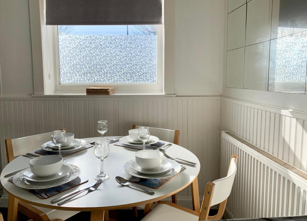 Cheerful 2 Bedroom Residential Home - Free Parking Leeds  Bagian luar foto