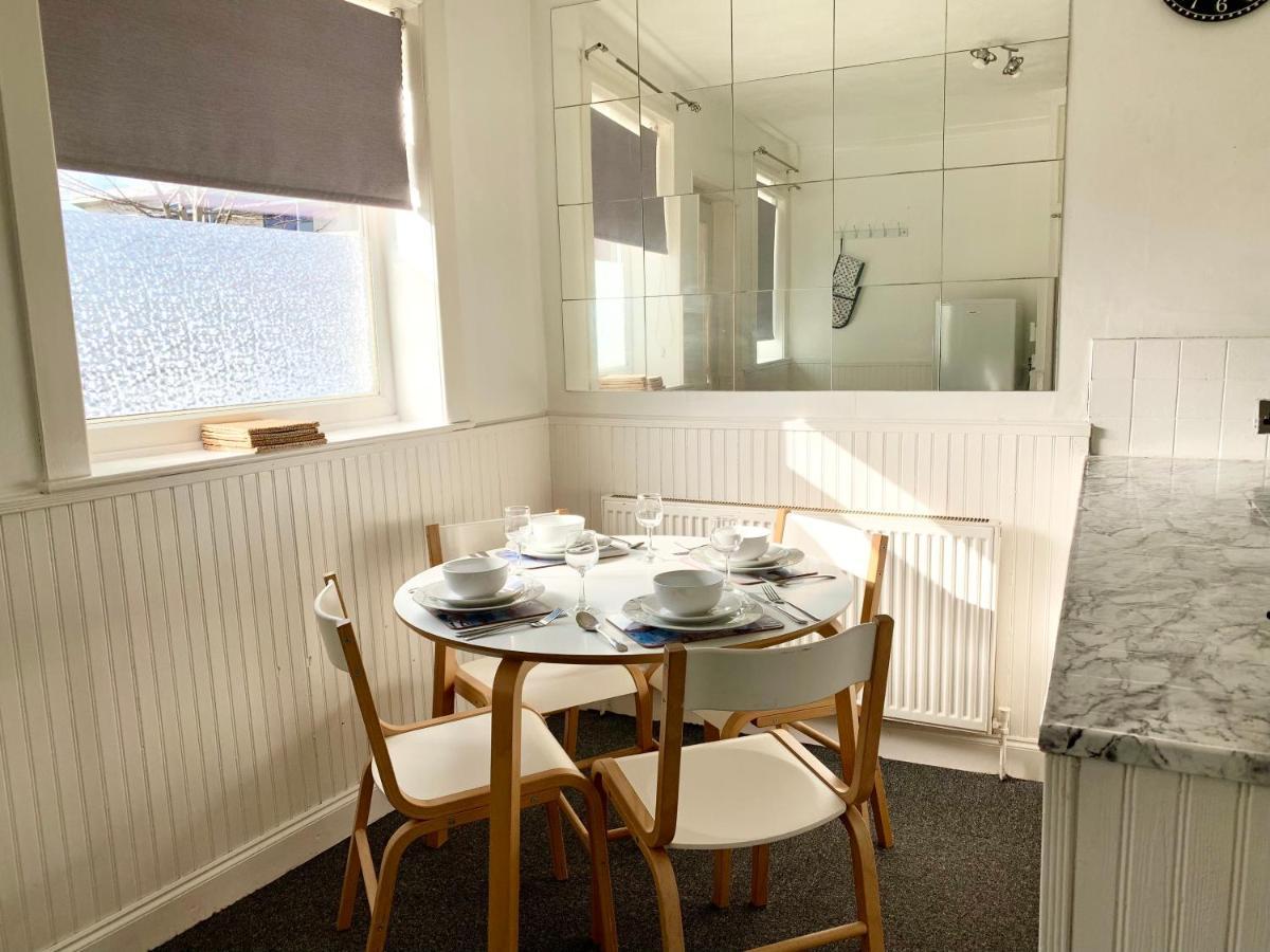 Cheerful 2 Bedroom Residential Home - Free Parking Leeds  Bagian luar foto